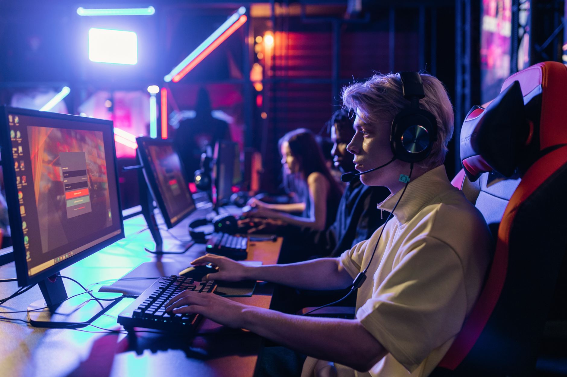 Icebreaker Lounge themed slot visual